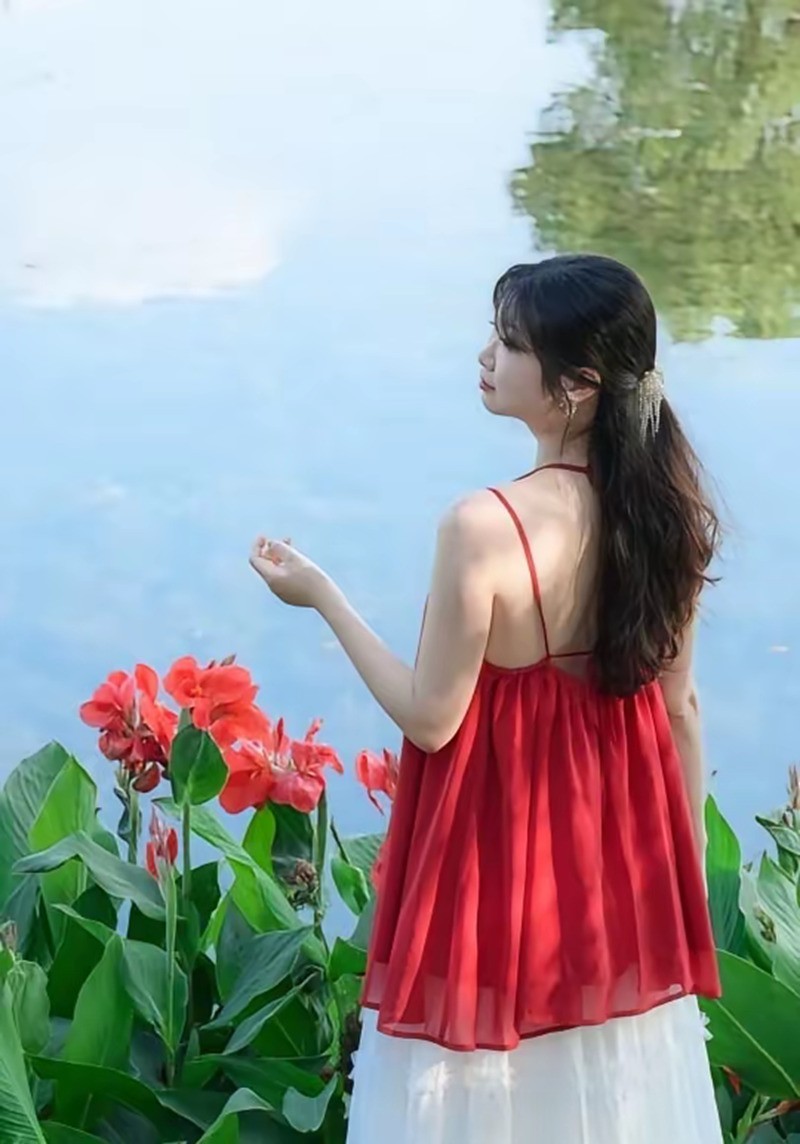 湖畔倩影