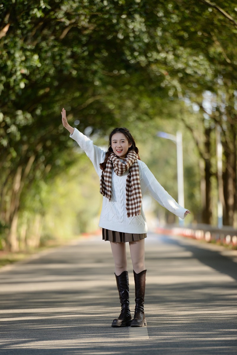 林荫下的可爱女孩（D610+腾龙A009 70-200)