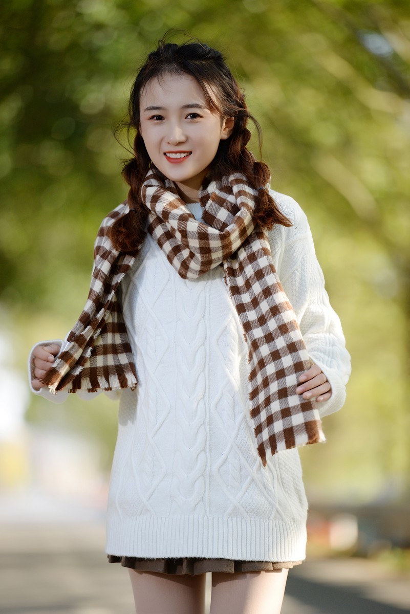 林荫下的可爱女孩（D610+腾龙A009 70-200)