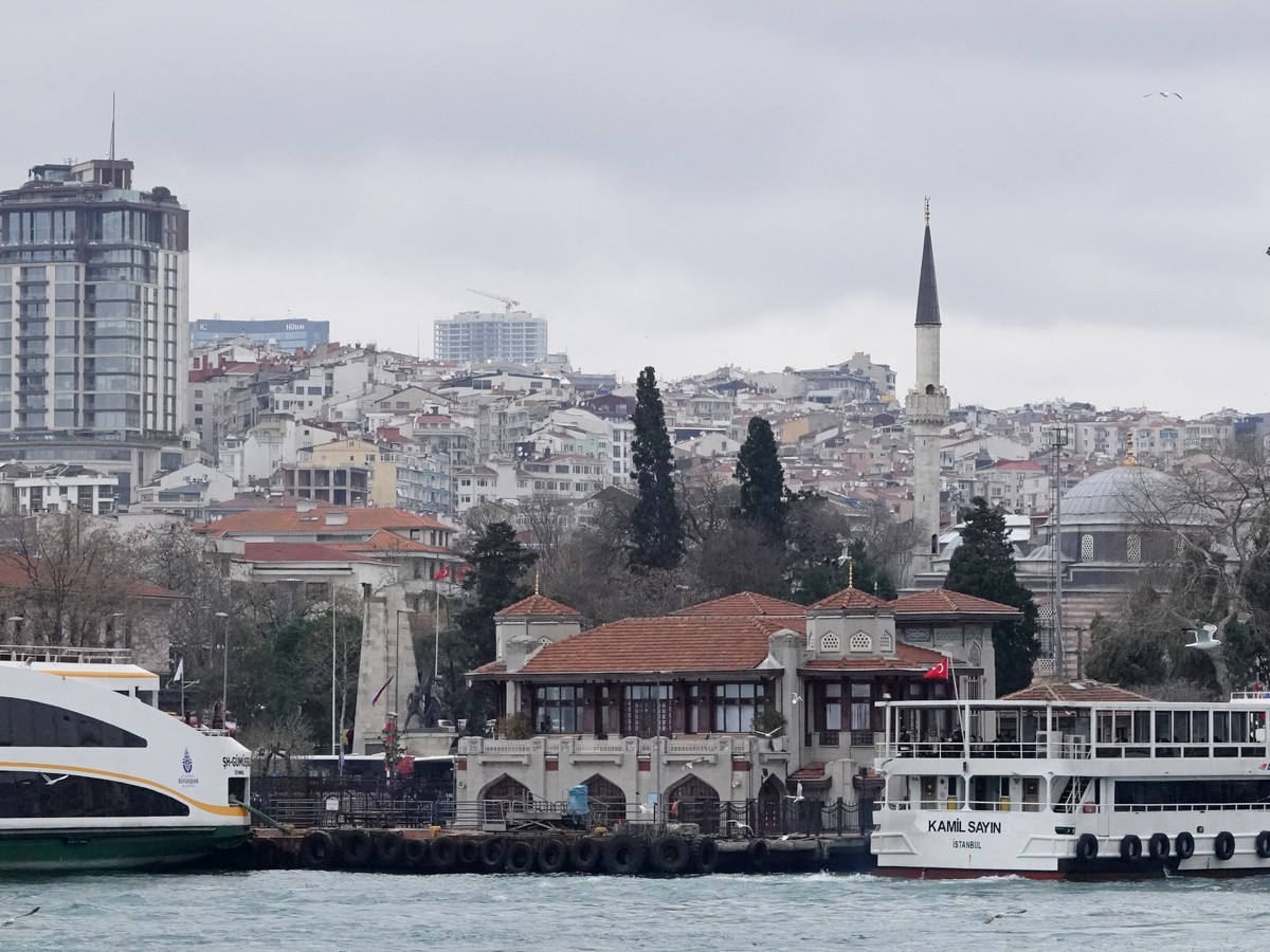 坐船欣赏博斯普鲁斯海峡两岸风光（伊斯坦布尔）