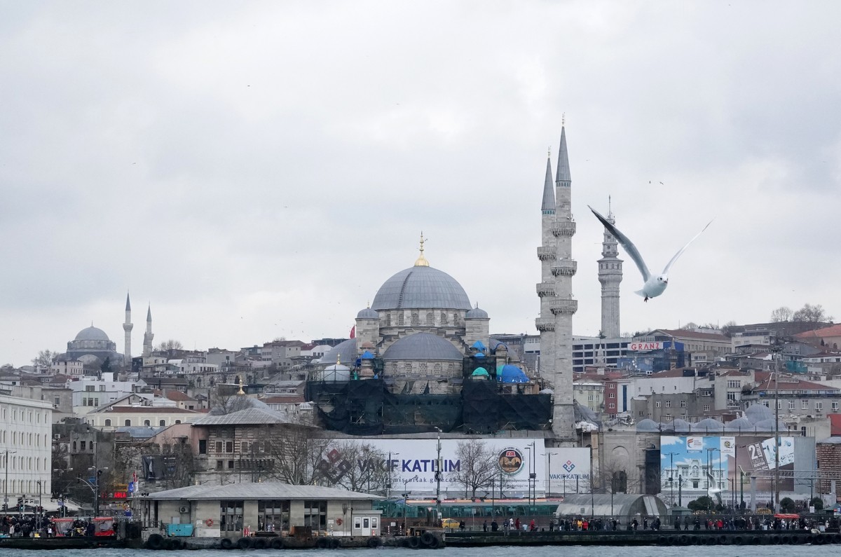 坐船欣赏博斯普鲁斯海峡两岸风光（伊斯坦布尔）