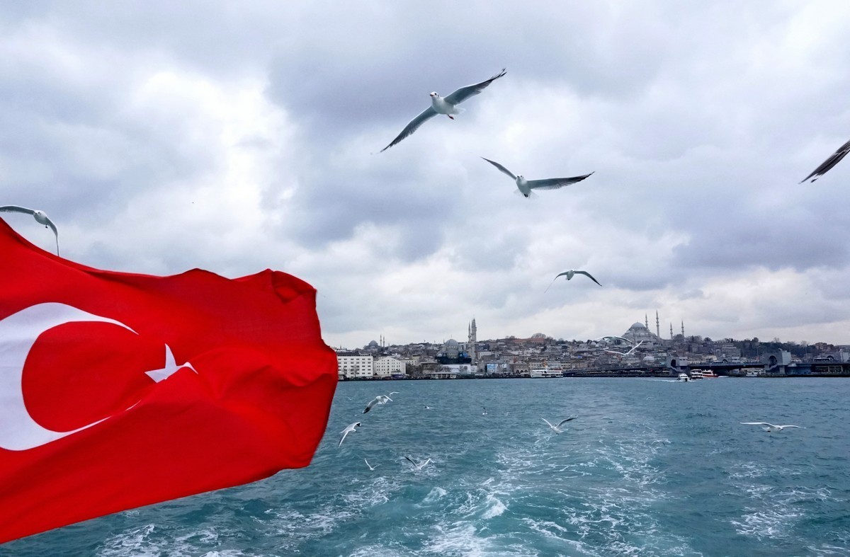 坐船欣赏博斯普鲁斯海峡两岸风光（伊斯坦布尔）