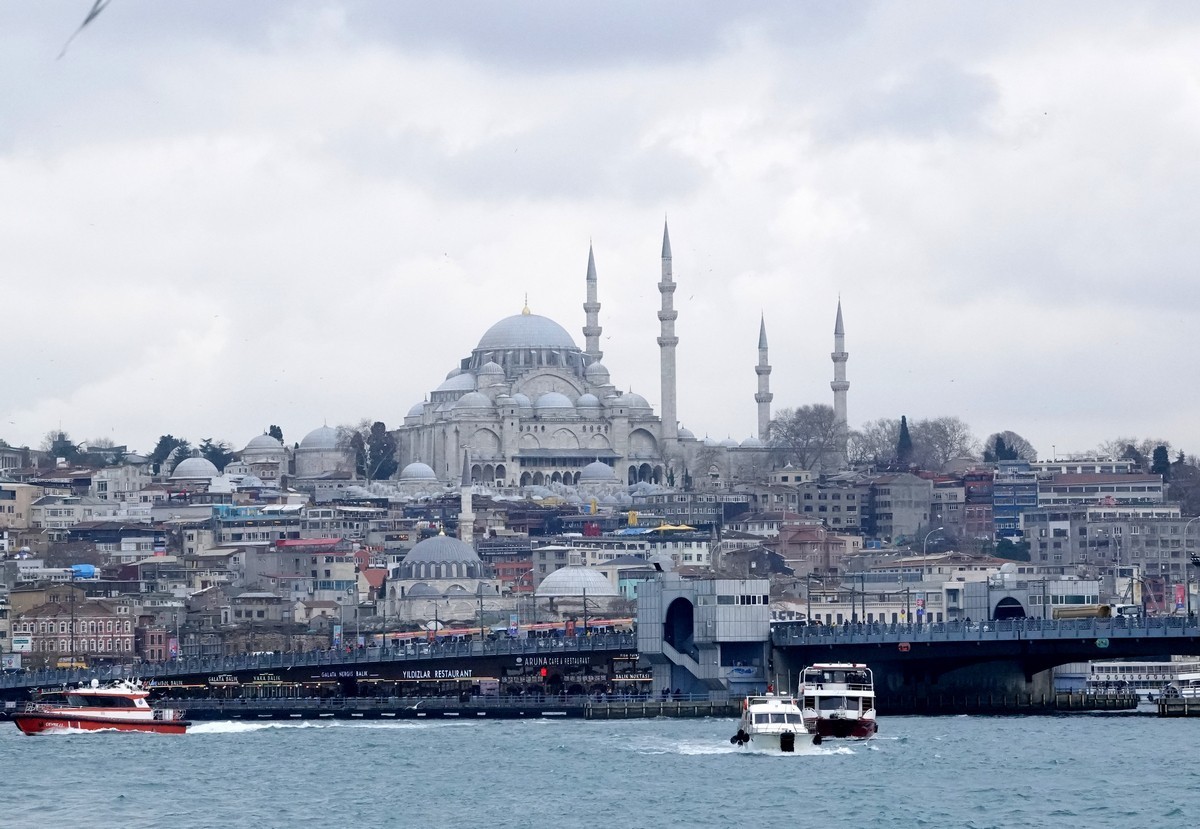 坐船欣赏博斯普鲁斯海峡两岸风光（伊斯坦布尔）