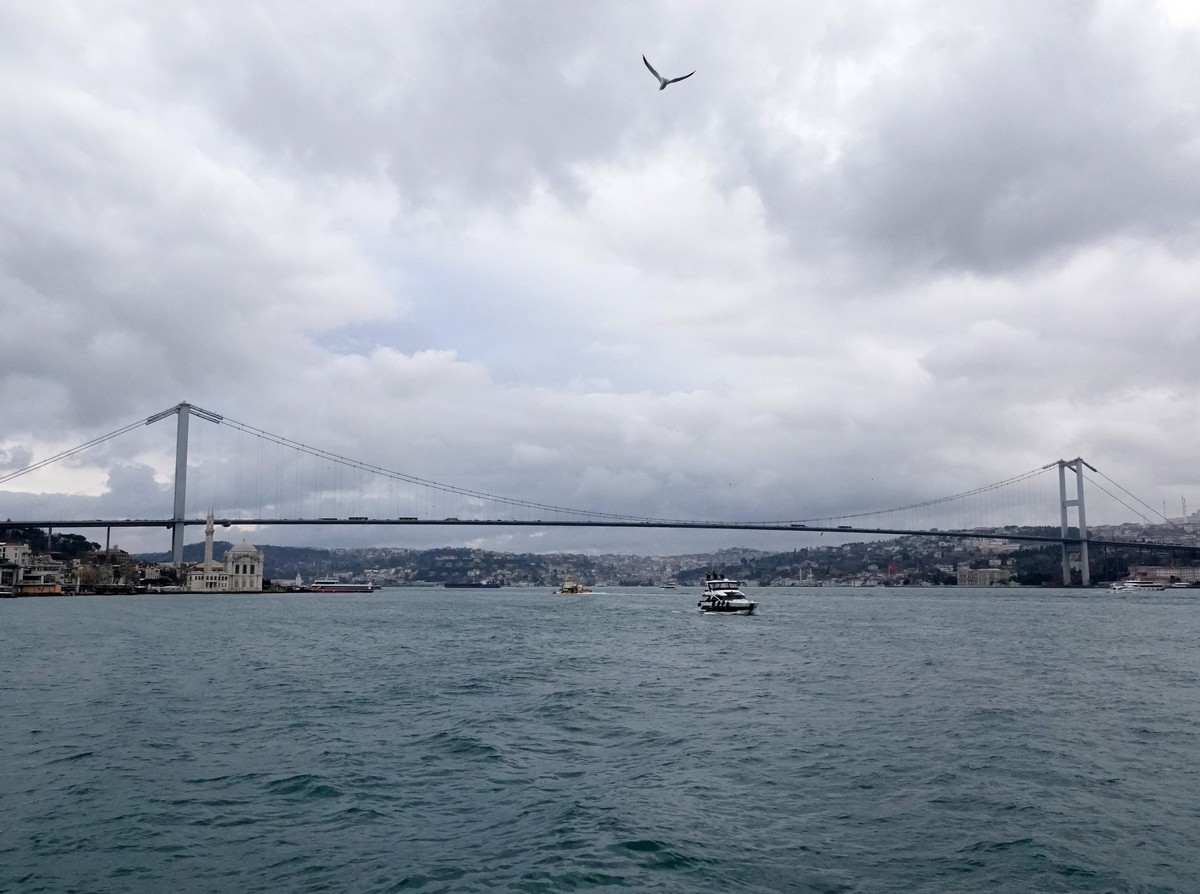 坐船欣赏博斯普鲁斯海峡两岸风光（伊斯坦布尔）