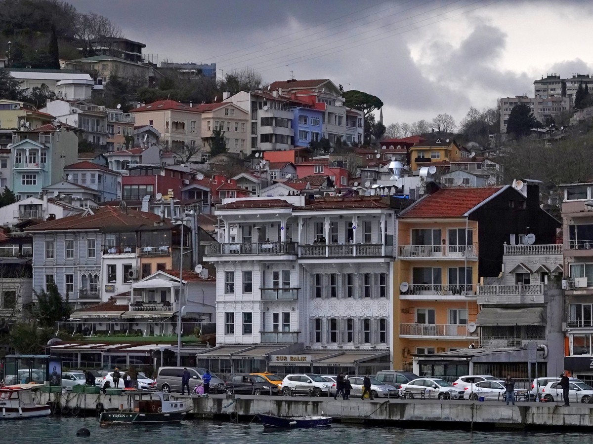 坐船欣赏博斯普鲁斯海峡两岸风光（伊斯坦布尔）