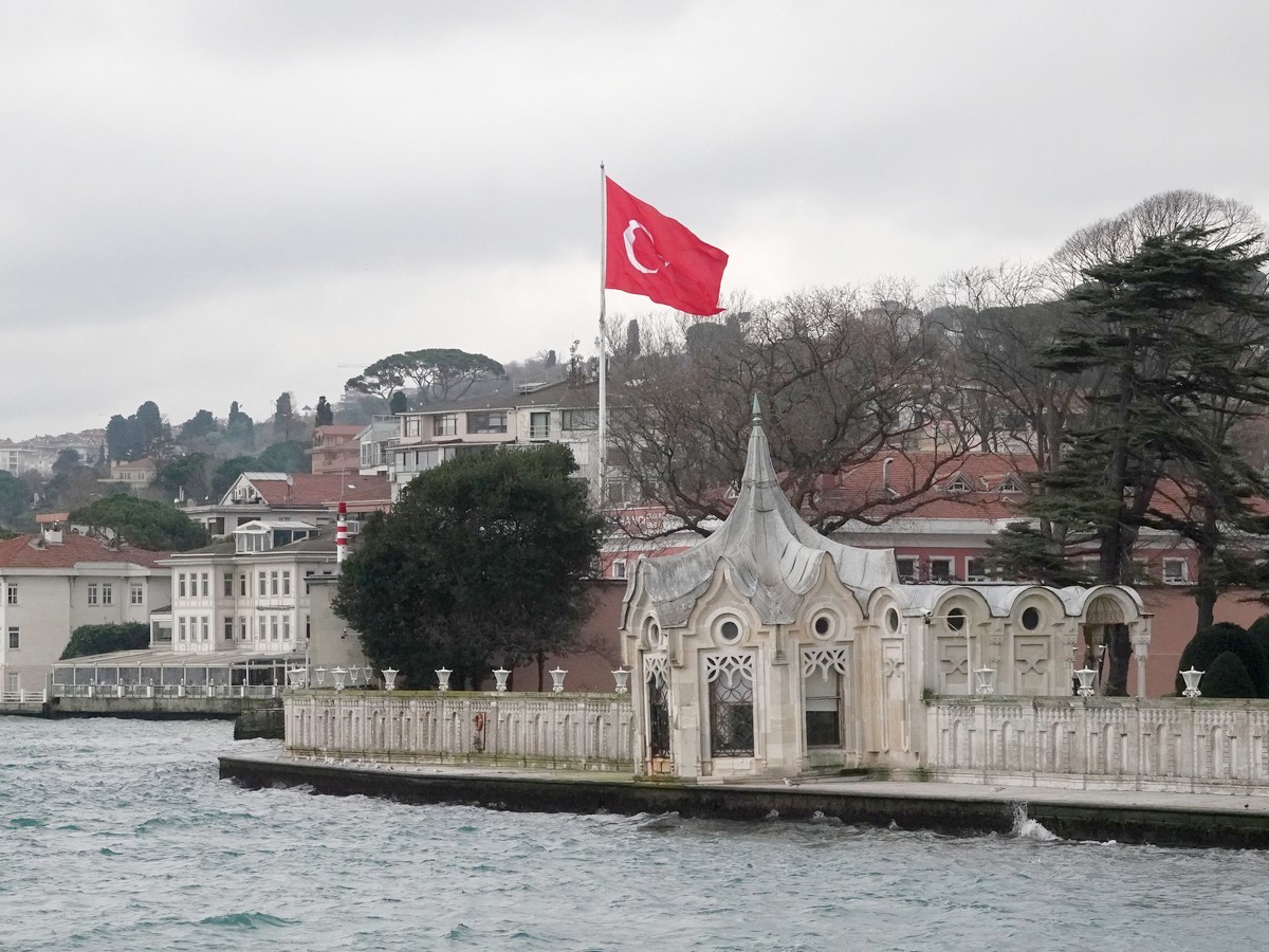 坐船欣赏博斯普鲁斯海峡两岸风光（伊斯坦布尔）