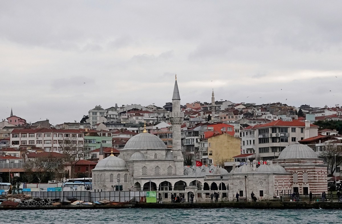 坐船欣赏博斯普鲁斯海峡两岸风光（伊斯坦布尔）