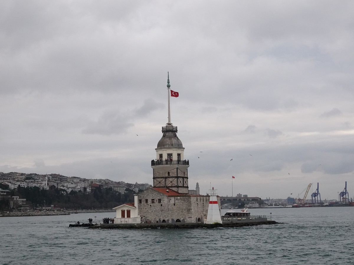 坐船欣赏博斯普鲁斯海峡两岸风光（伊斯坦布尔）