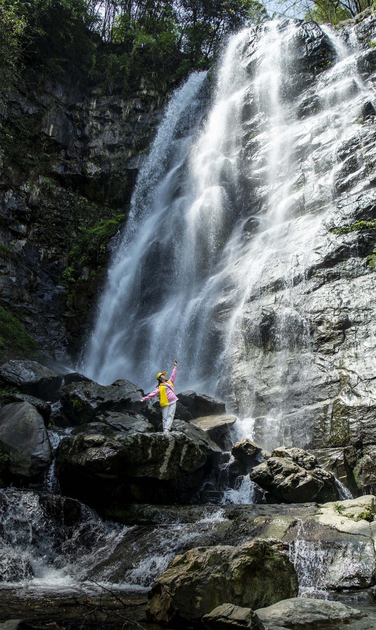 瀑布下的美女帅哥