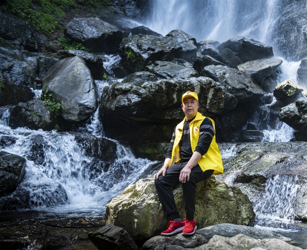 瀑布下的美女帅哥