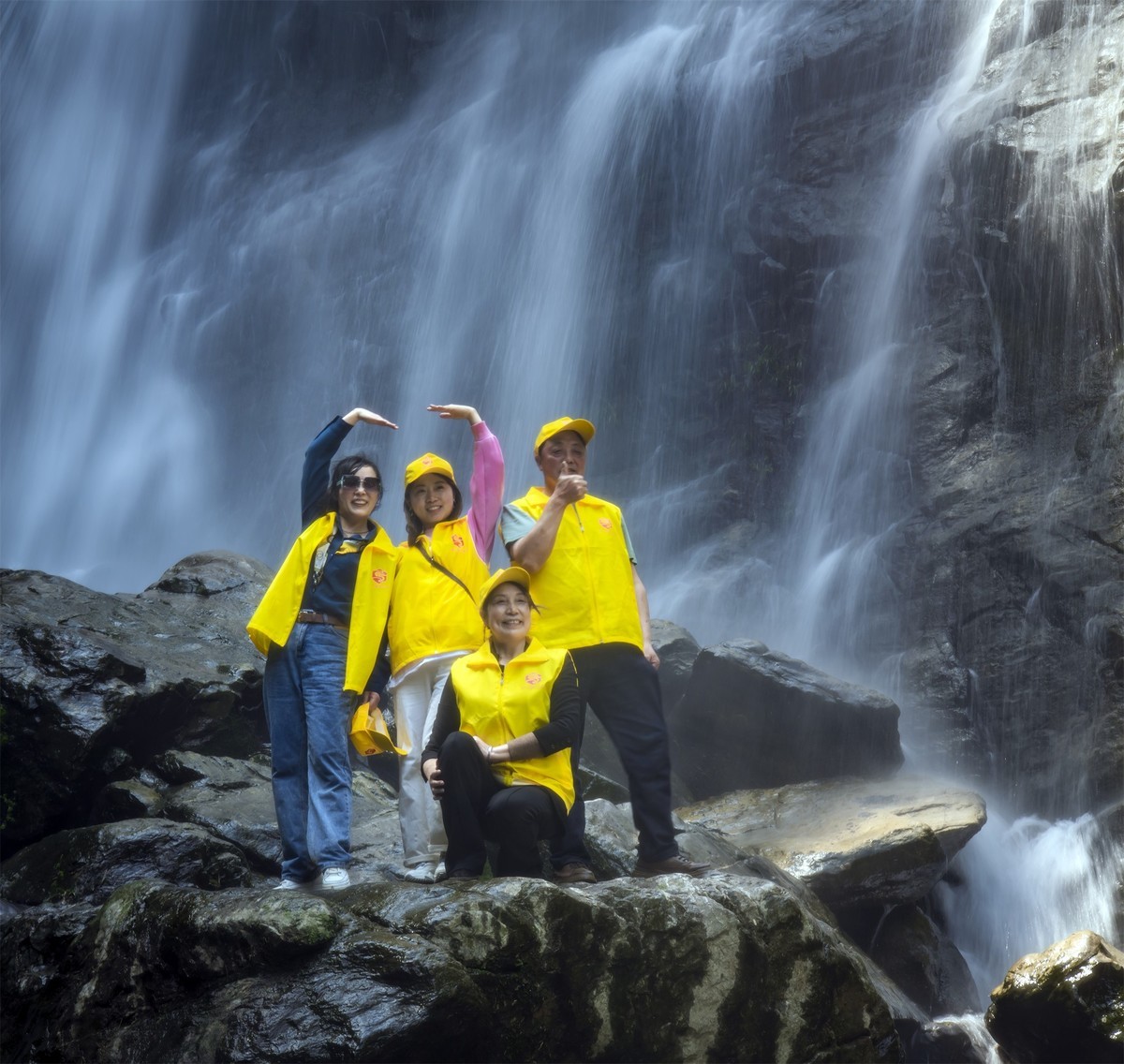 瀑布下的美女帅哥