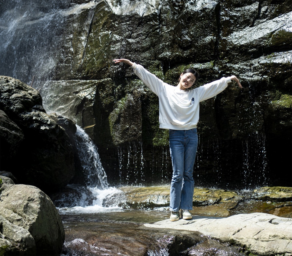 瀑布下的美女帅哥