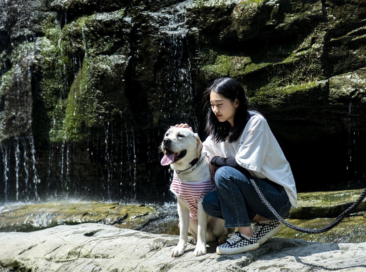 瀑布下的美女帅哥