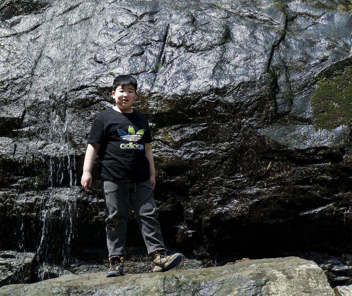 瀑布下的美女帅哥