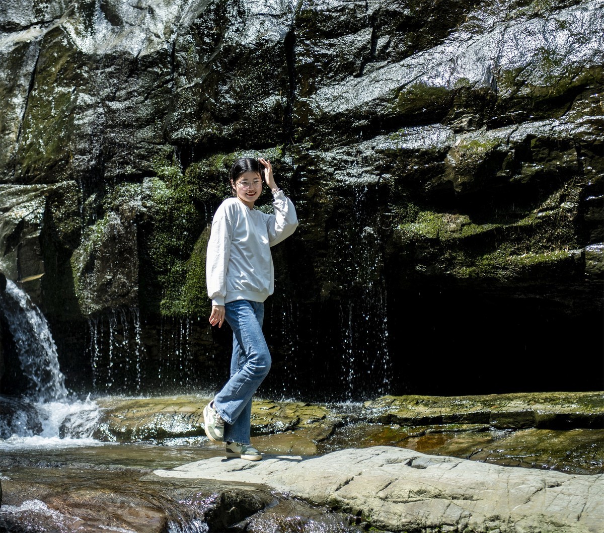瀑布下的美女帅哥
