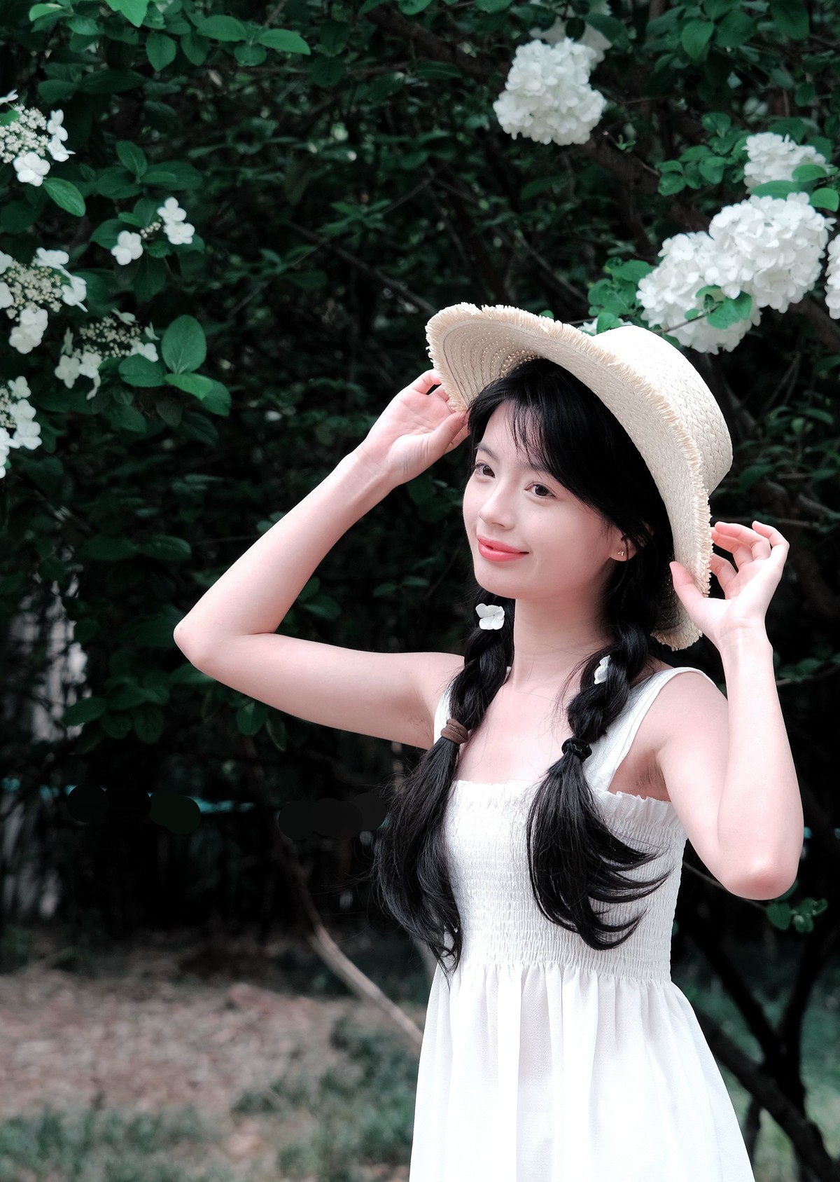 秀球花下的小女孩