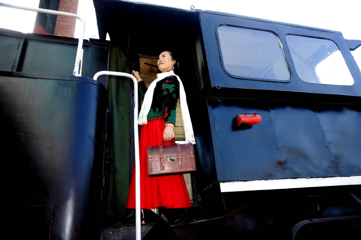 列车轨道上的美女！