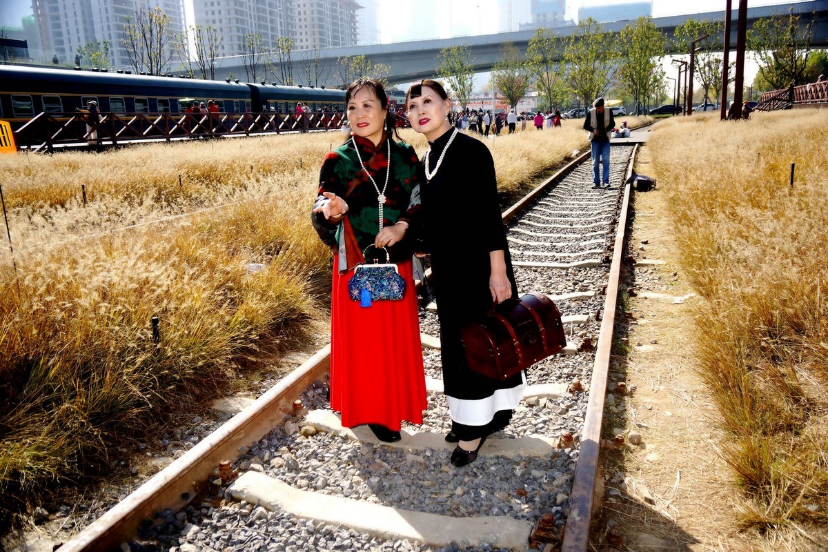 列车轨道上的美女！