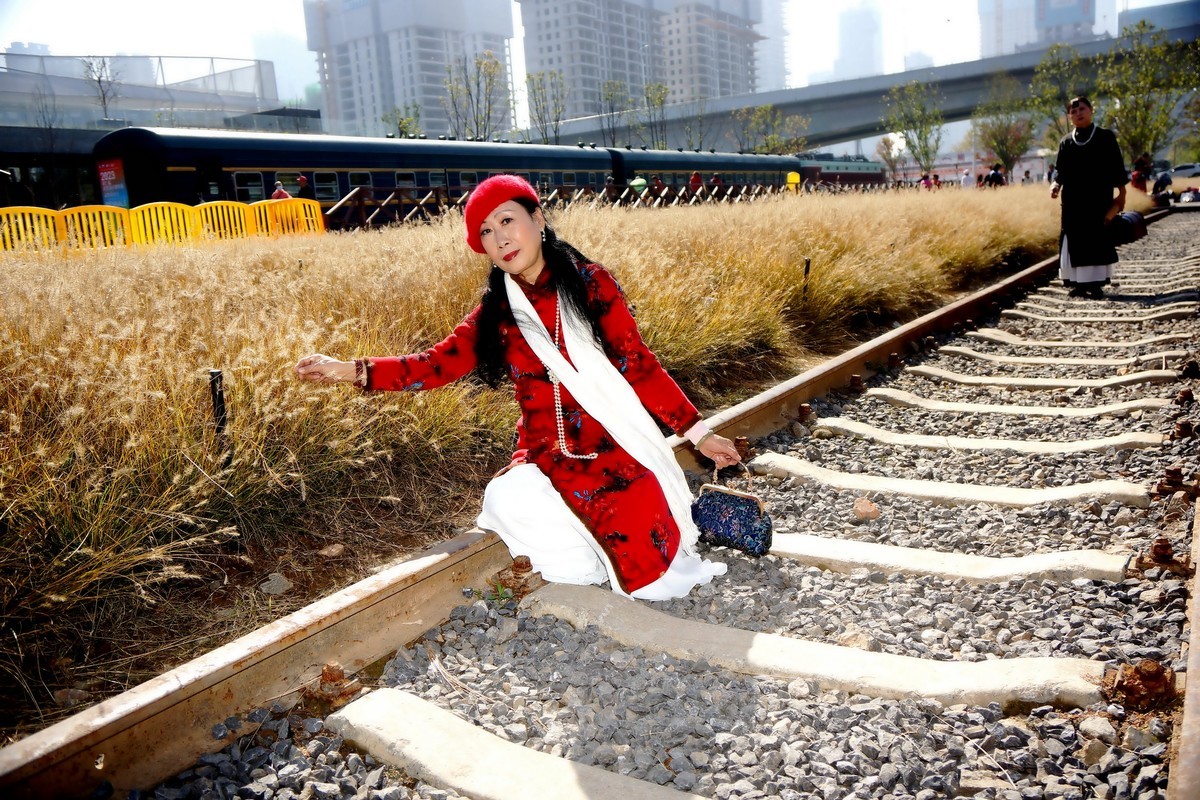 列车轨道上的美女！