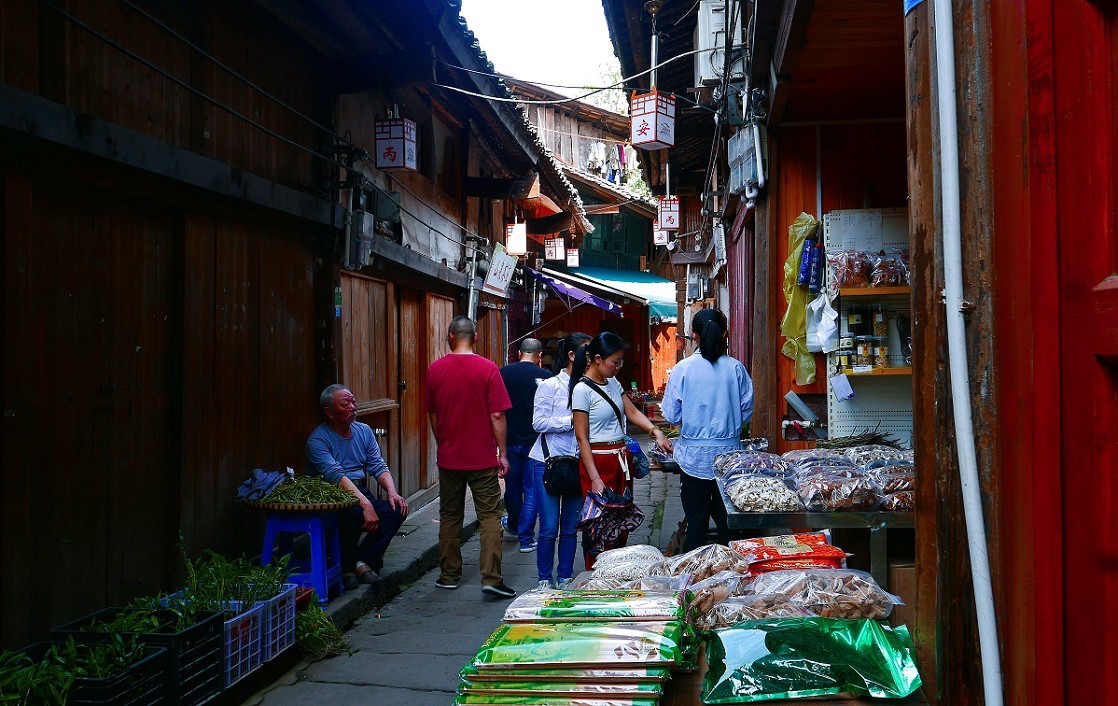 讨论贴《如何扫街抓拍美女》之一，响应夸父版主振兴活跃星空(中国)的号召活跃需要热闹！