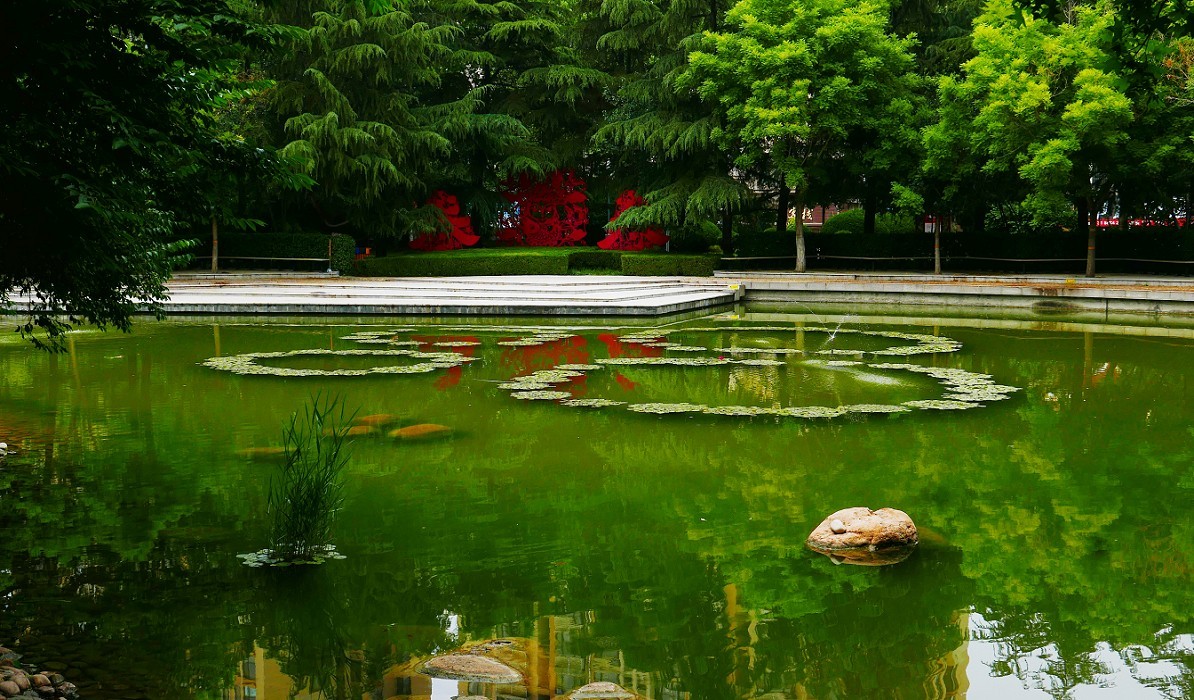 讨论贴《如何扫街抓拍美女》之一，响应夸父版主振兴活跃星空(中国)的号召活跃需要热闹！