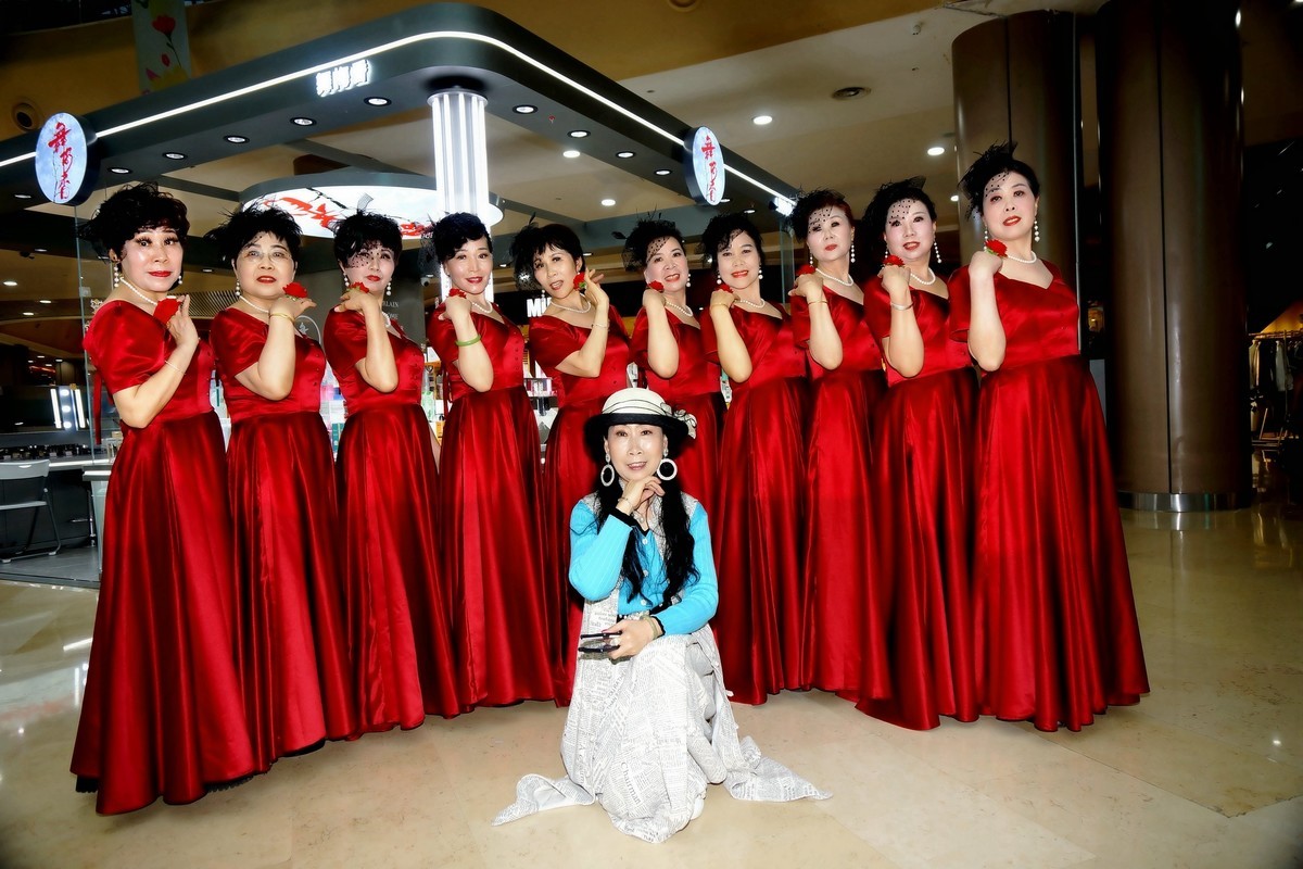 演出结束的红衣美女！