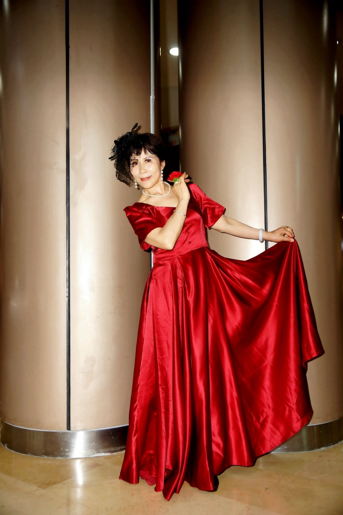 演出结束的红衣美女！