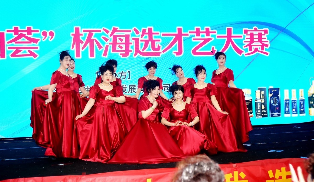 演出结束的红衣美女！