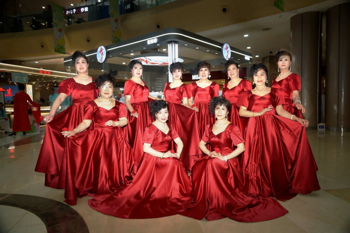 演出结束的红衣美女！