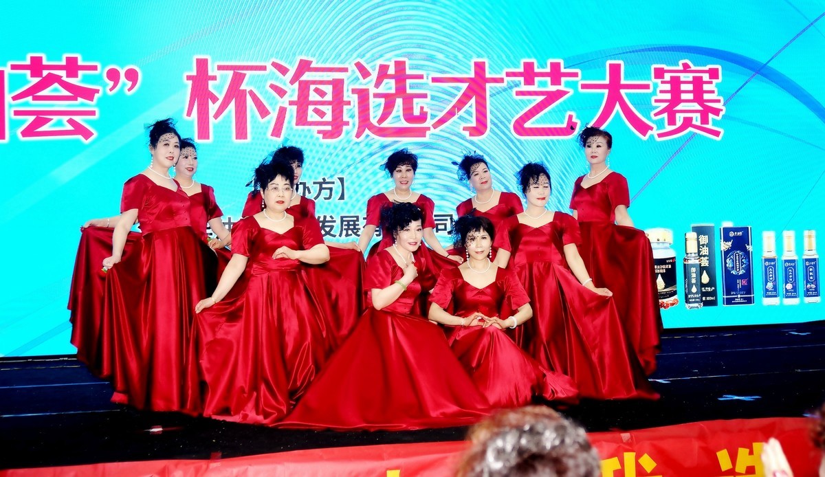 演出结束的红衣美女！