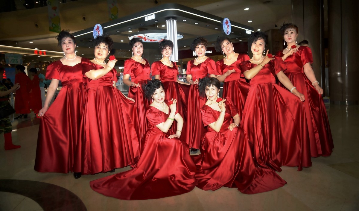 演出结束的红衣美女！