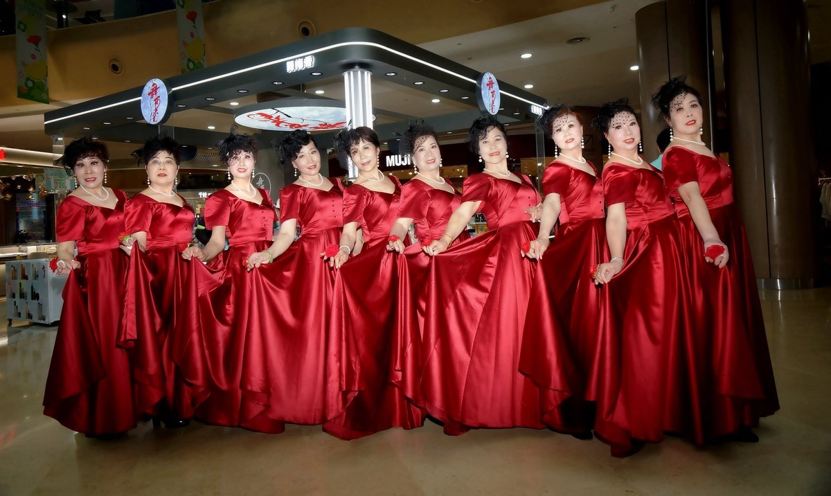 演出结束的红衣美女！