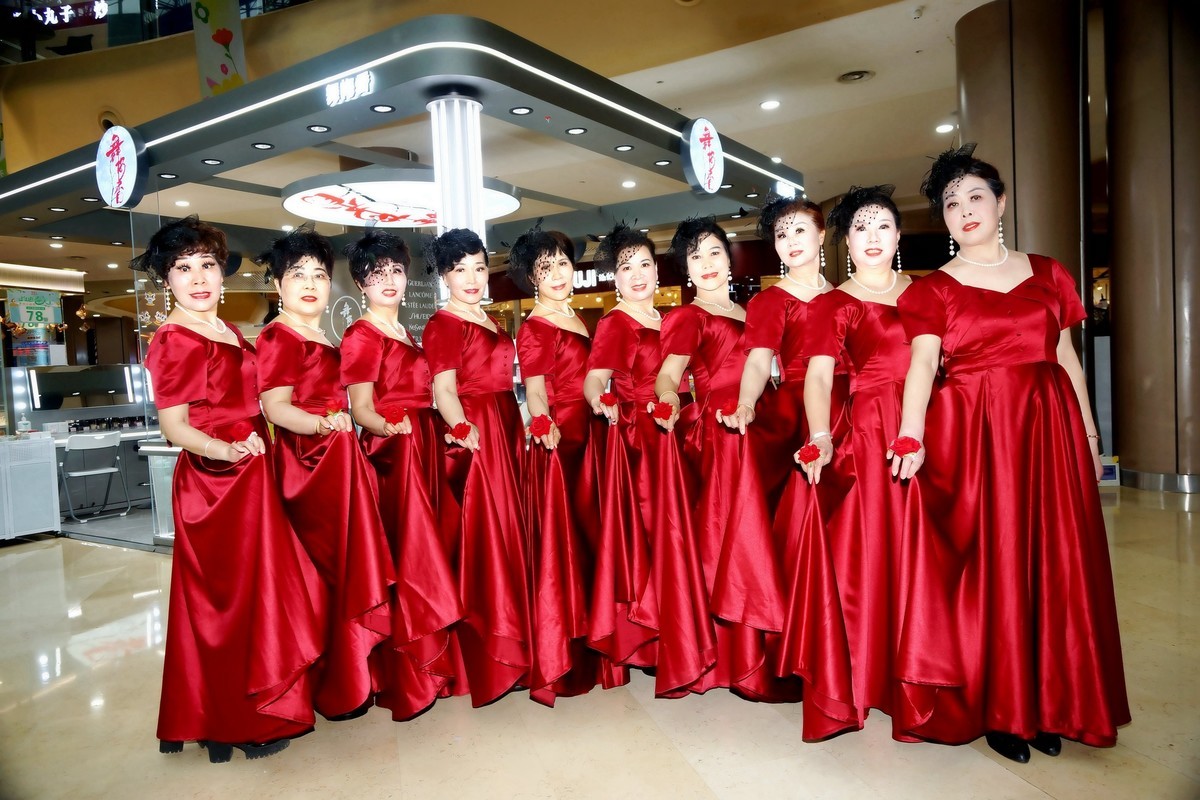 演出结束的红衣美女！