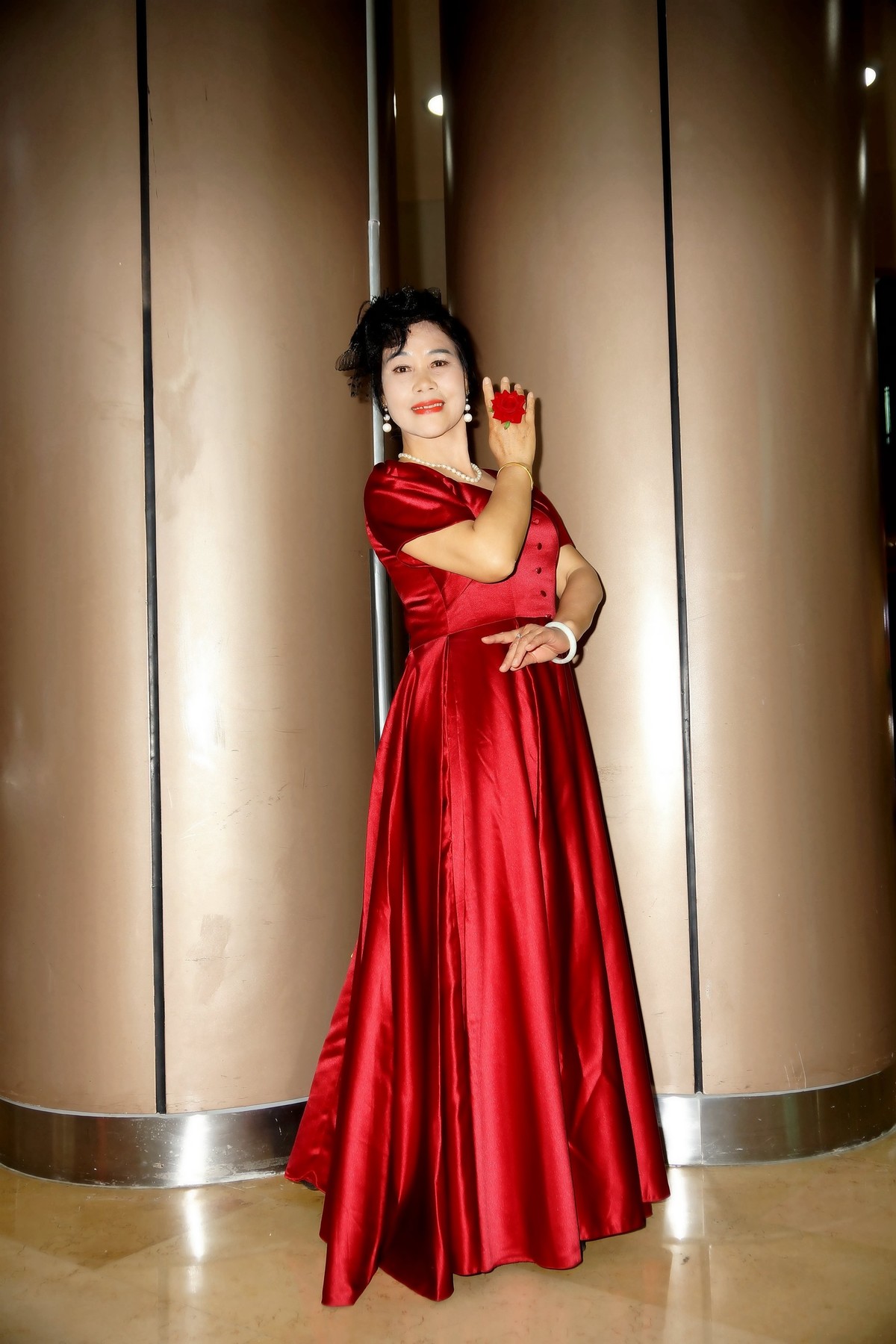 演出结束的红衣美女！