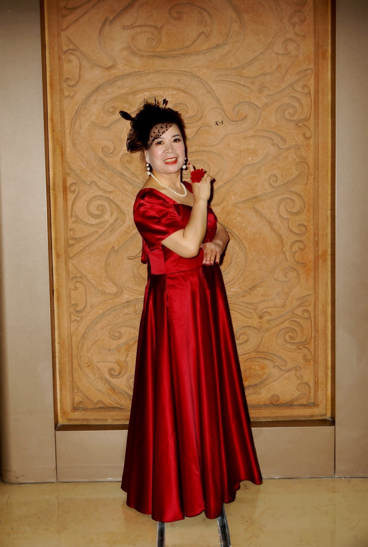 演出结束的红衣美女！