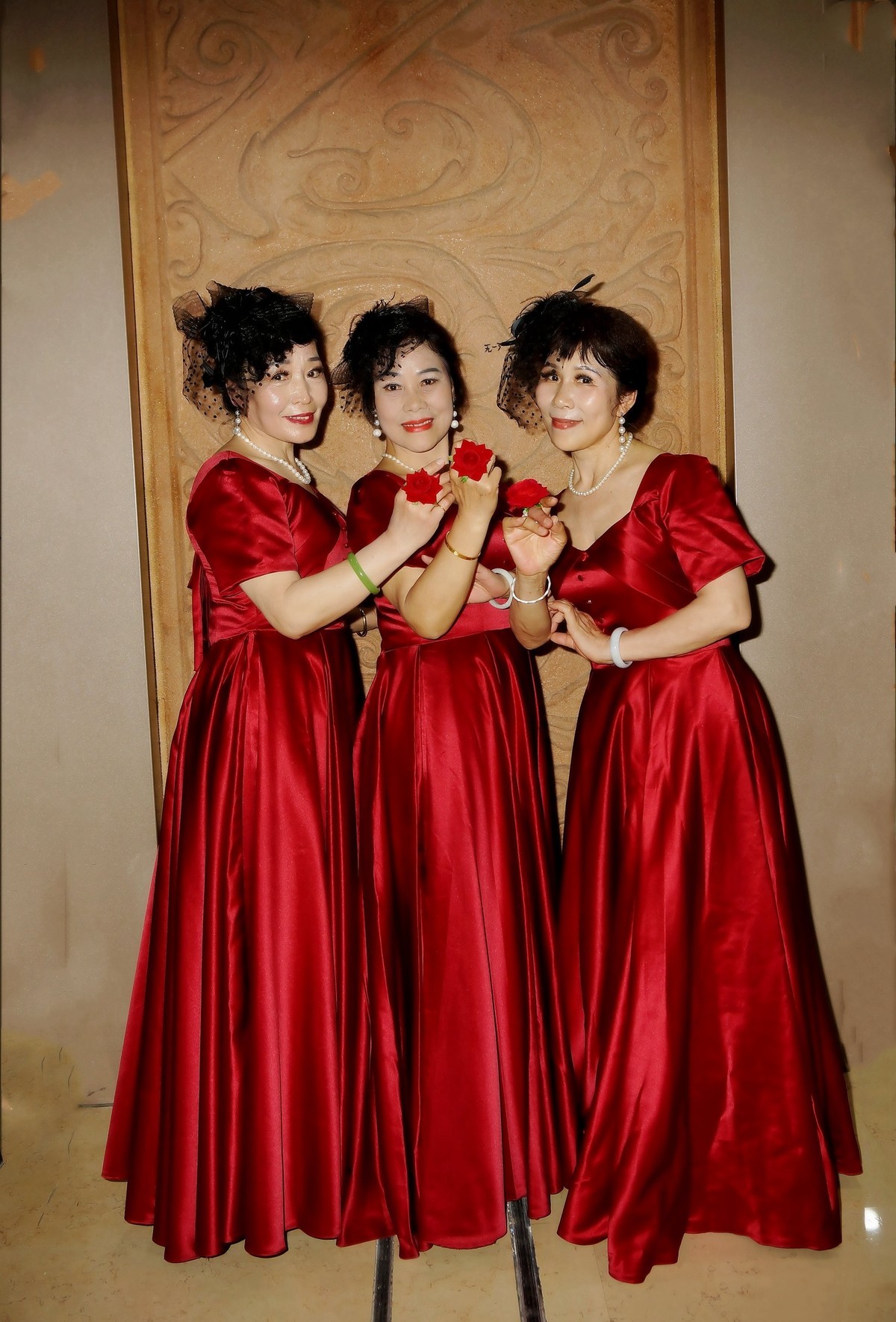 演出结束的红衣美女！