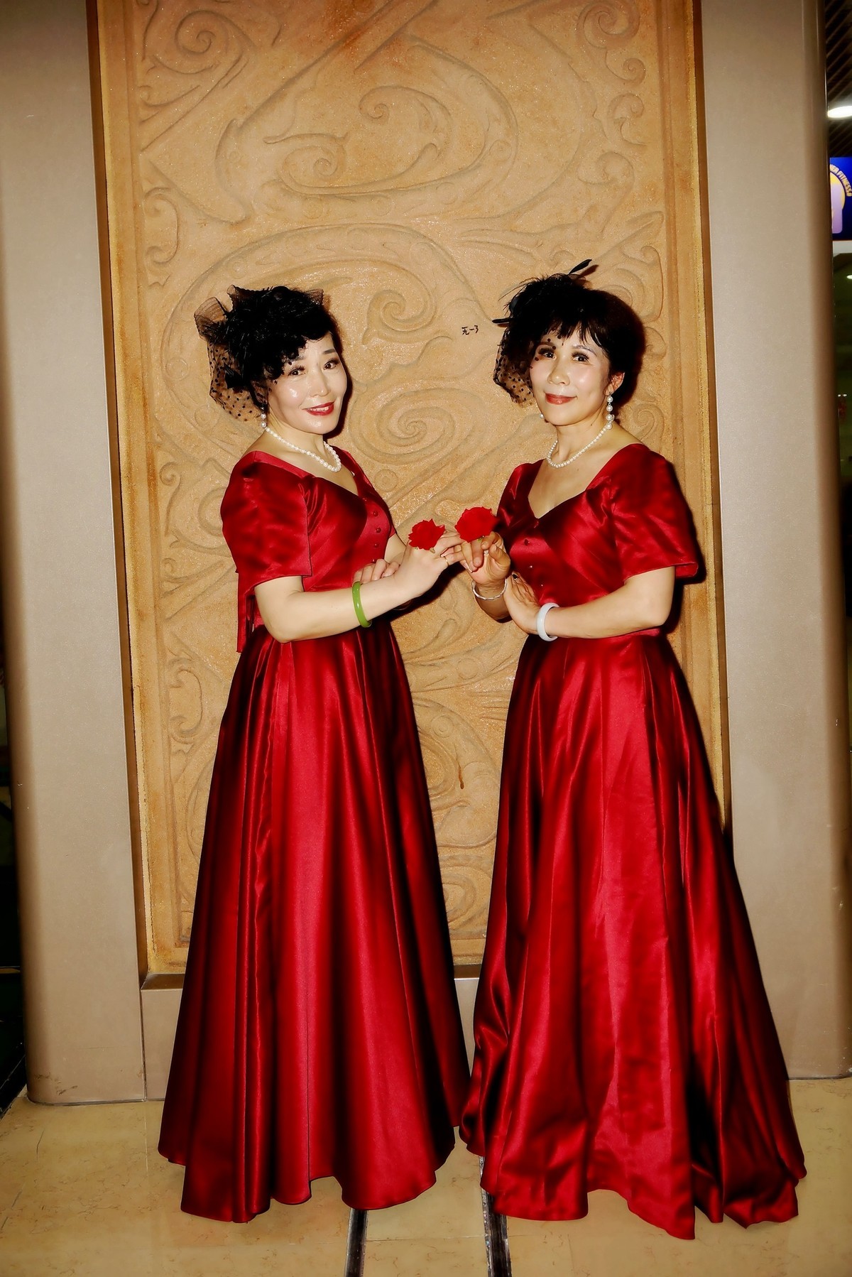 演出结束的红衣美女！