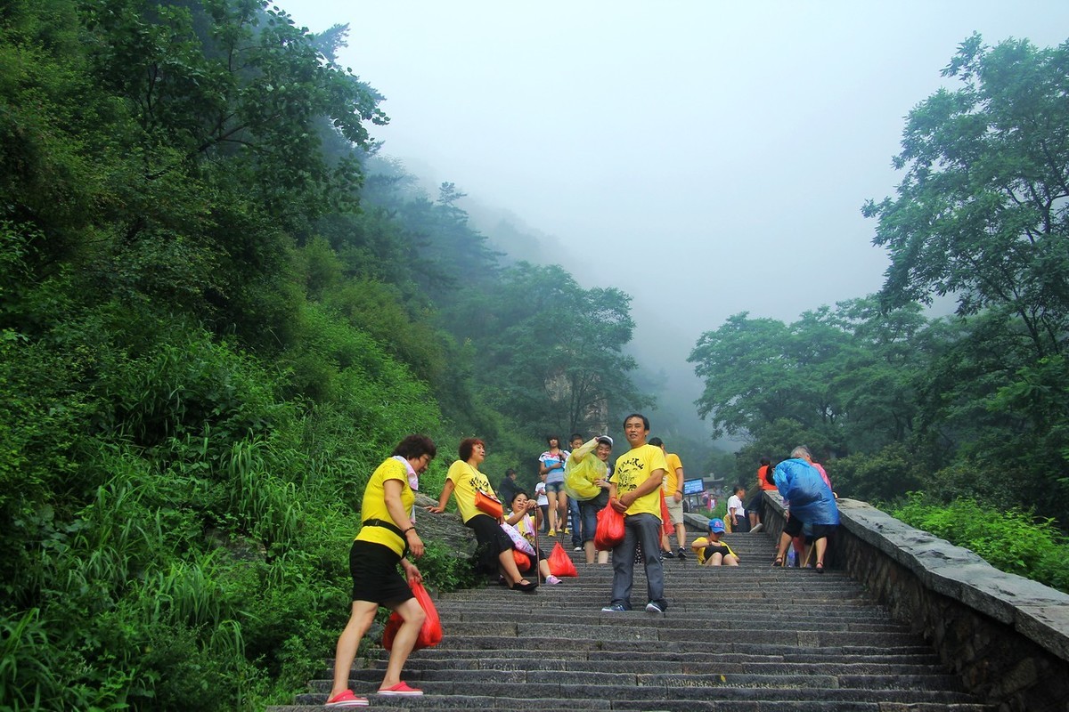 雾中爬泰山