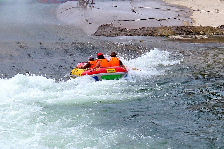 035【不老松：东戴河游纪】永安峡谷漂流！ 漂流下滑被浪花淹没就是为了寻求刺激、