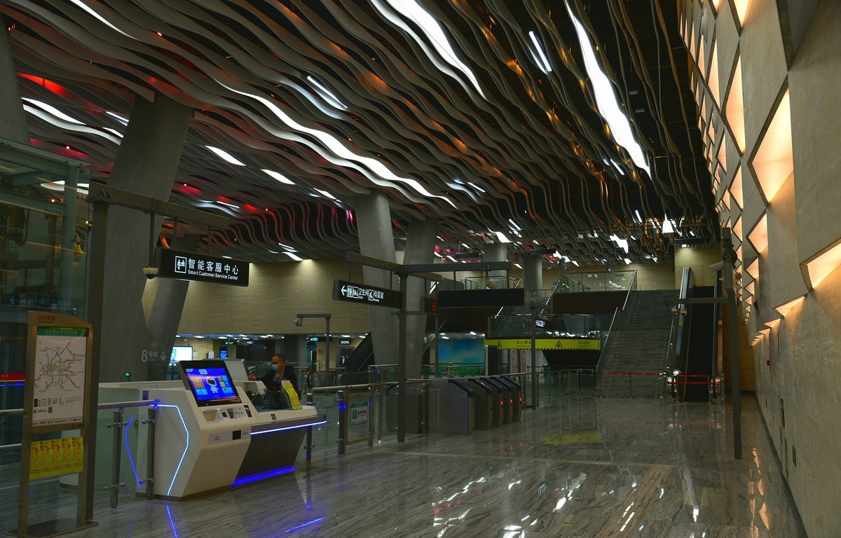 彩虹桥地铁站。