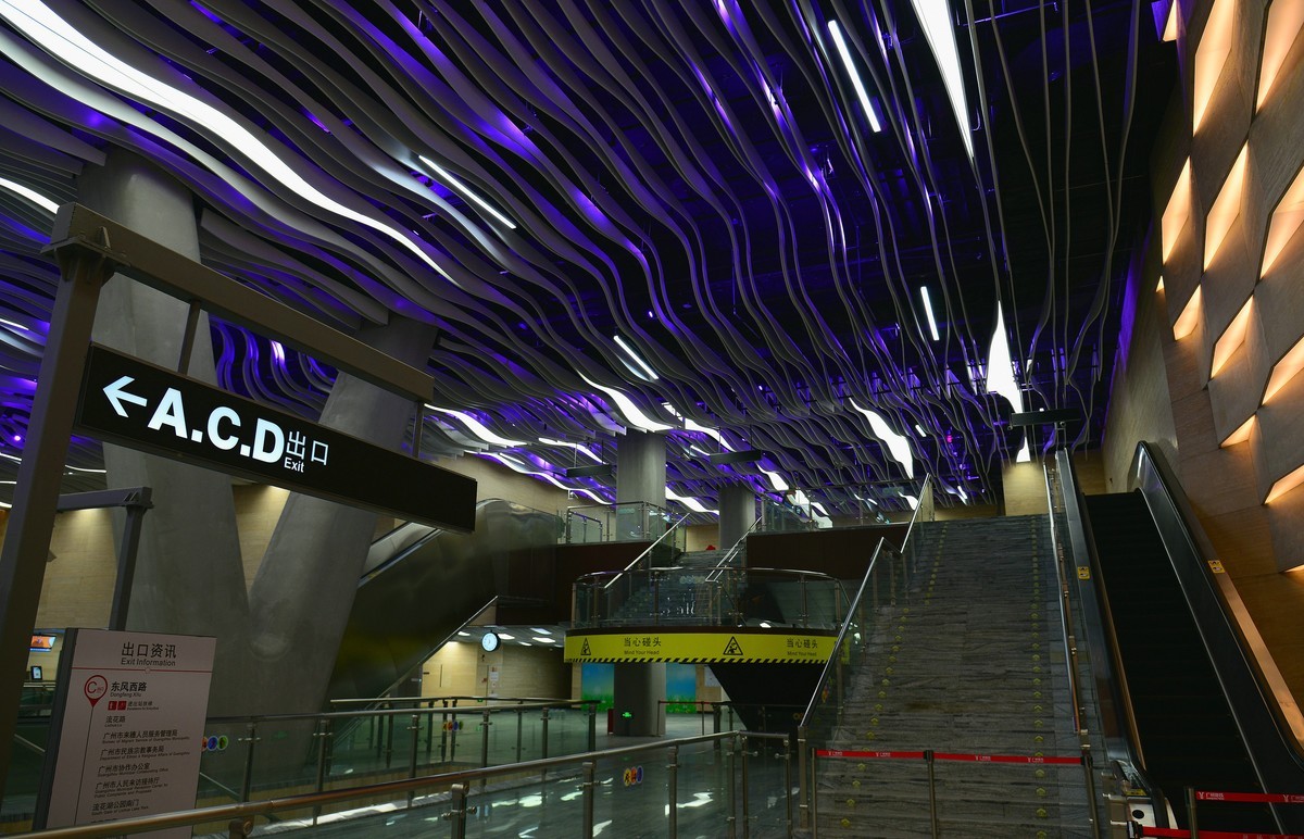 彩虹桥地铁站。