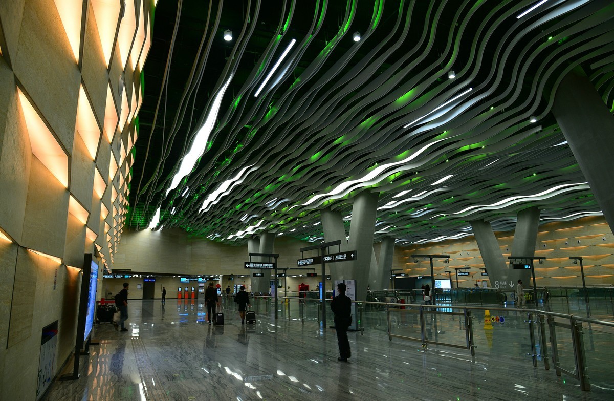 彩虹桥地铁站。