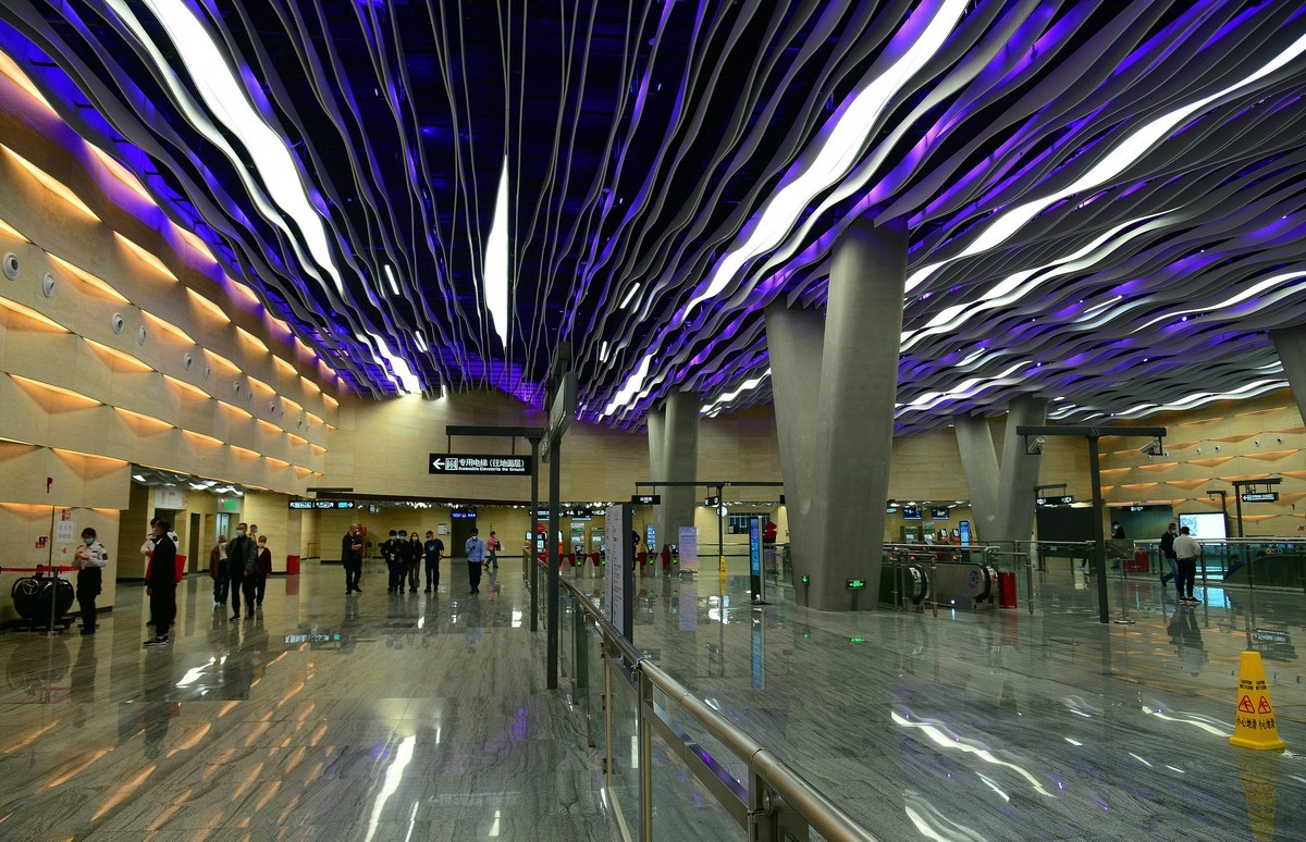 彩虹桥地铁站。