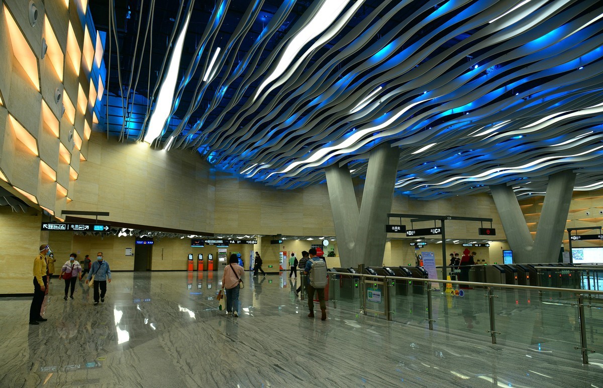 彩虹桥地铁站。