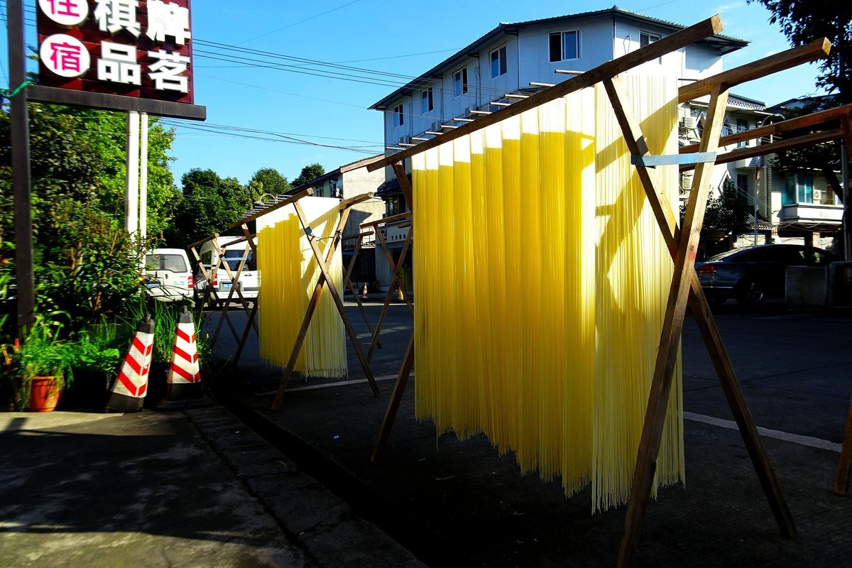 青城山下晒挂面