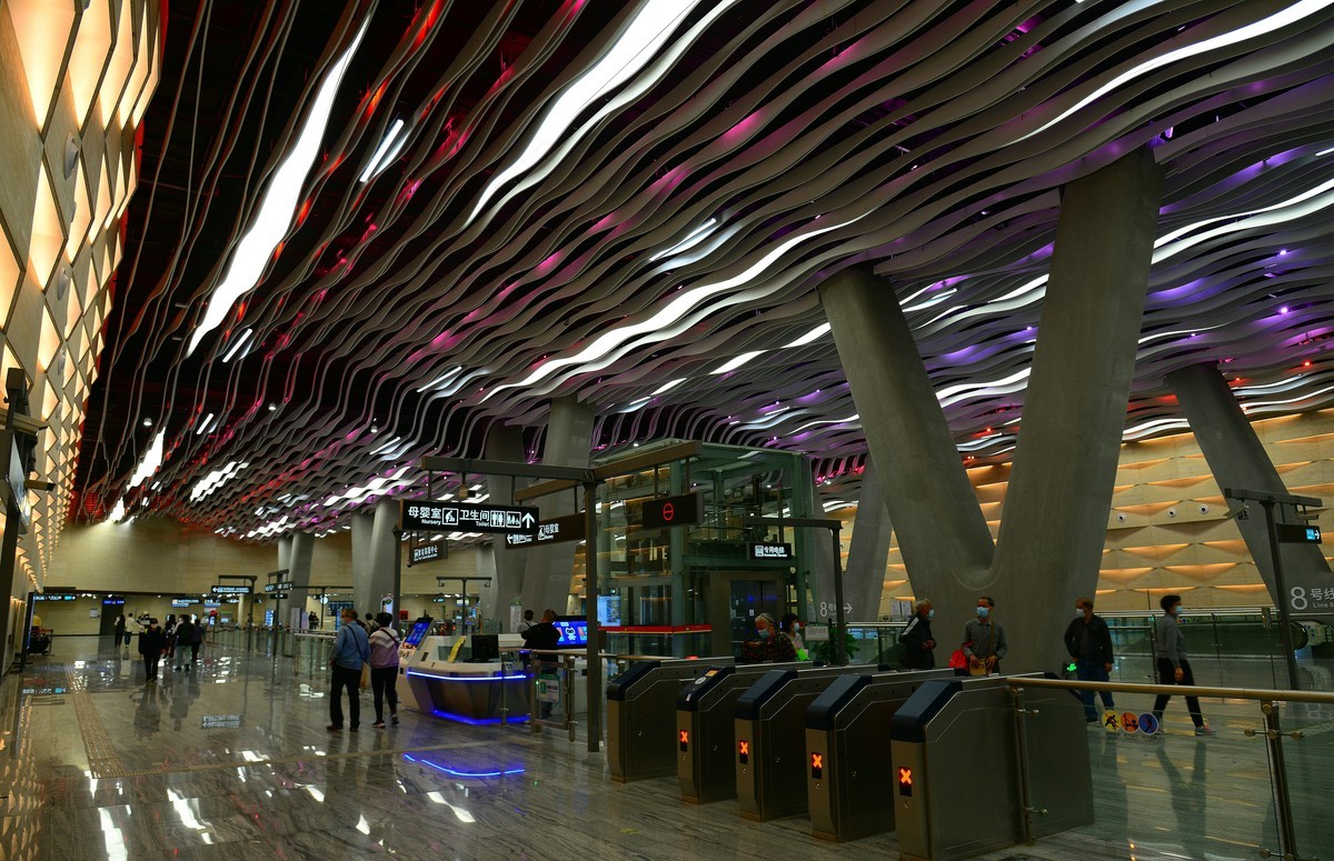 彩虹桥地铁站。