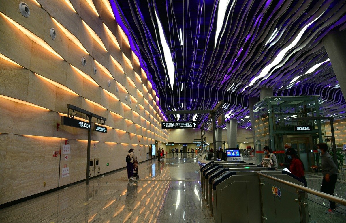 彩虹桥地铁站。