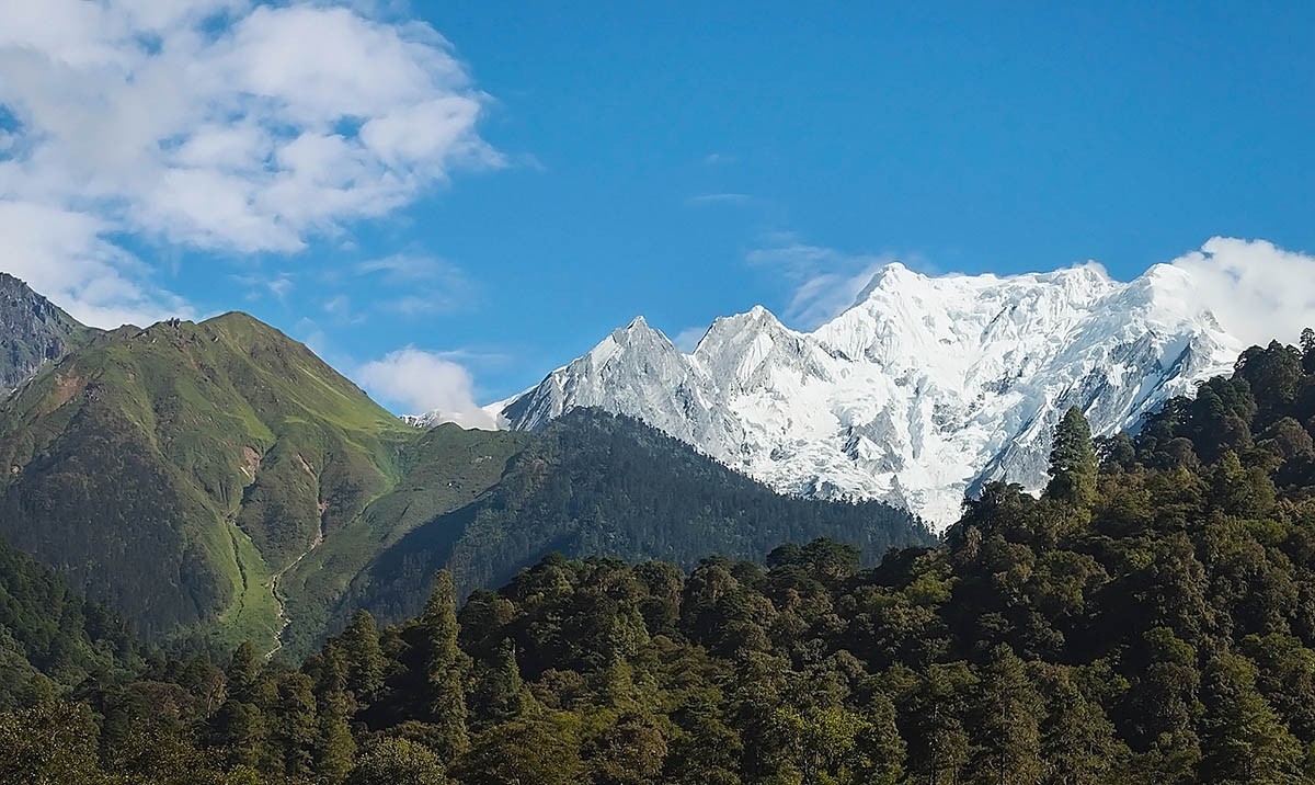 路拍---远远的看看南迦巴瓦雪峰