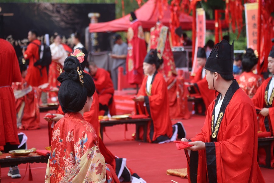 洛阳市‘汉酱杯’汉唐大型集体婚礼今日举行