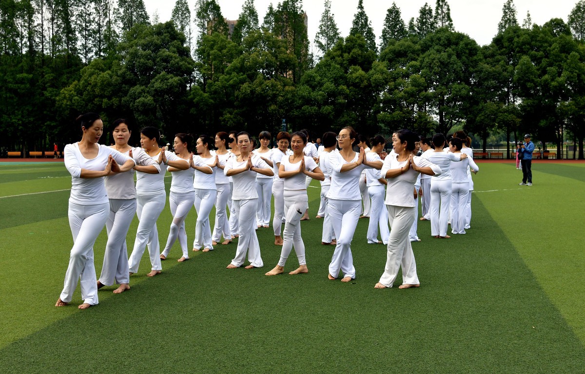 瑜伽功集体操练